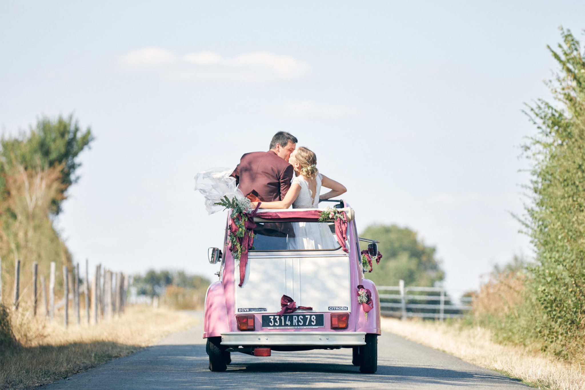 Retour de cérémonie – Camille et Pierre en 2CV sur les routes de Dordogne, mariage plein de vie
