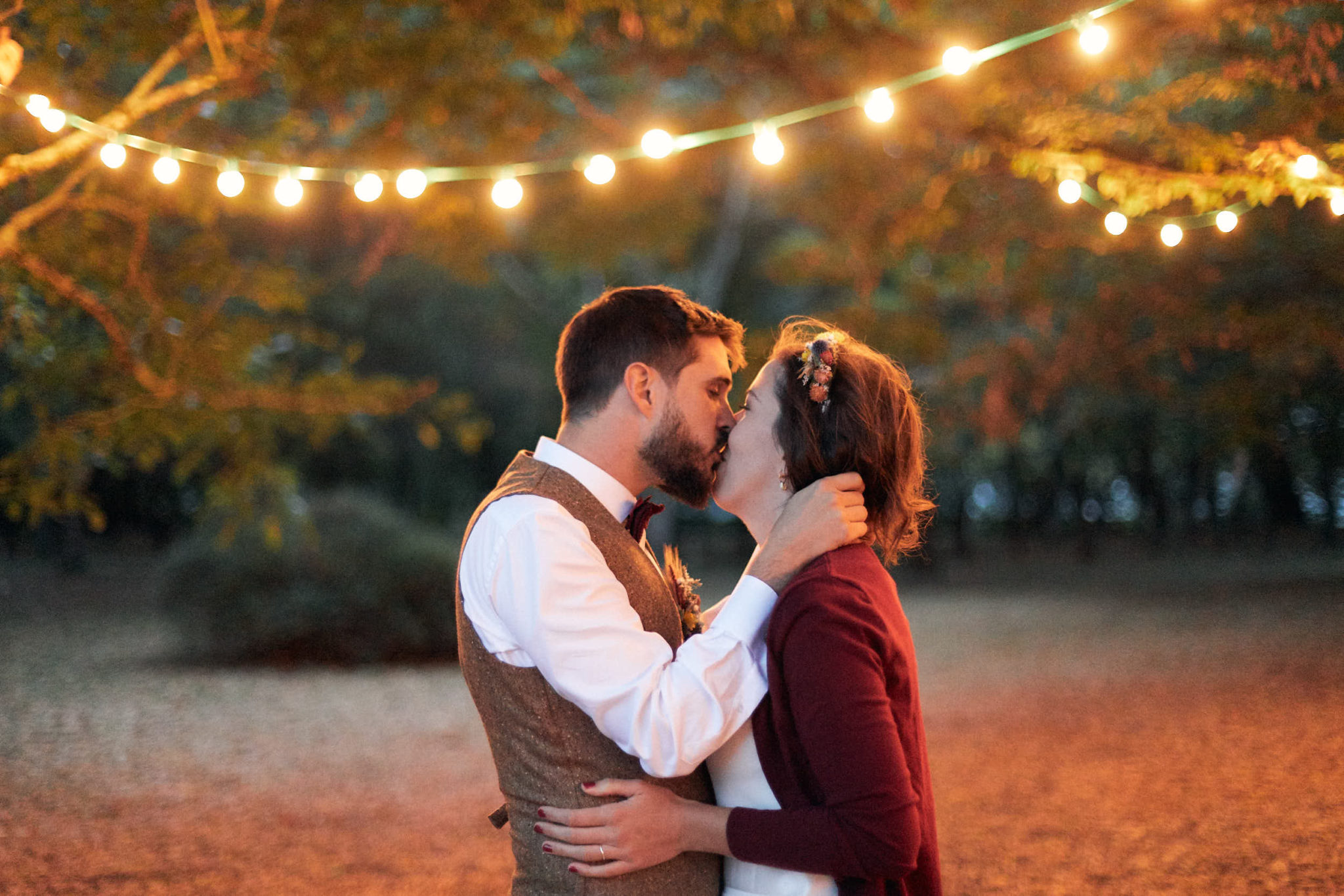 Soirée de mariage en Dordogne – Julia et Rémi sous les guirlandes, moment complice