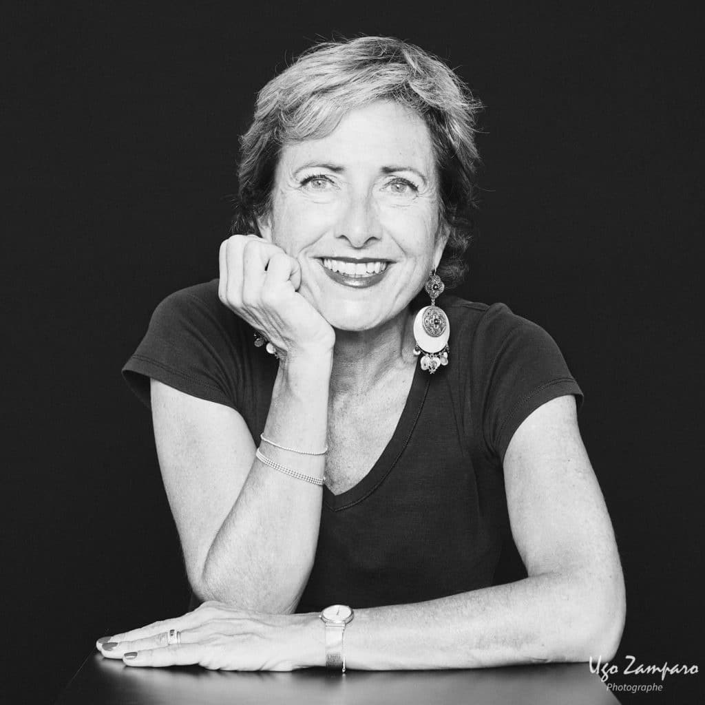 Portrait d'entrepreneure en noir et blanc