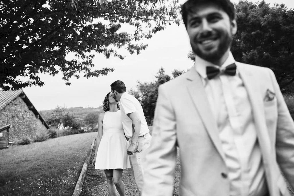 Mariage champêtre en Dordogne — Julie et Guillaume, sortie de cérémonie