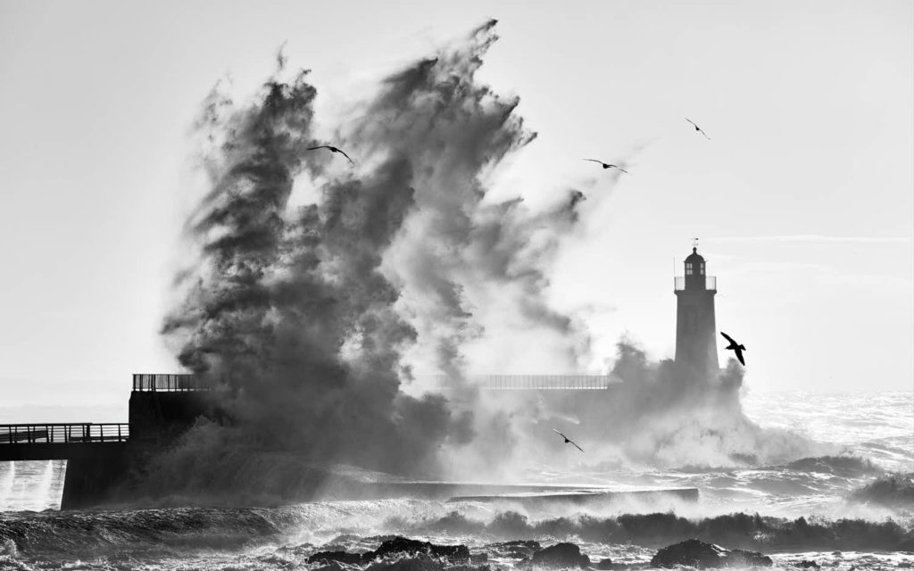 Tempête aux Sables d’Olonne – phare et océan en noir et blanc