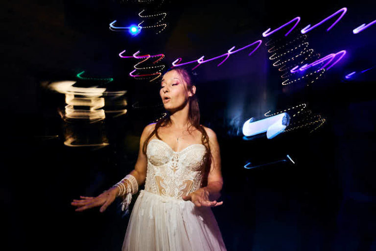 Mariée qui profite de la soirée lors d’un mariage en Vendée