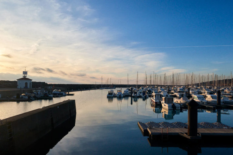 Port Bourgenay à Talmont-Saint-Hilaire en Vendée au coucher du soleil le 1er janvier 2026