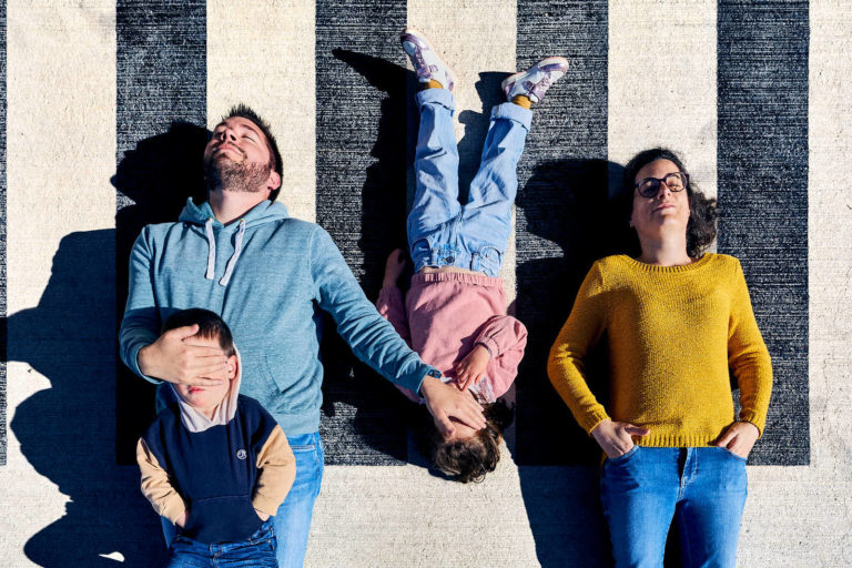 Famille allongée sur un passage piéton aux Sables-d’Olonne