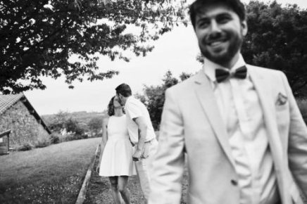 Mariage champêtre en Dordogne — Julie et Guillaume, sortie de cérémonie