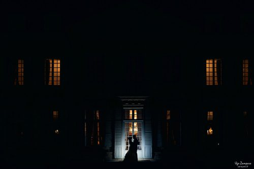 La photo magique de ce mariage. Profitant d’un temps mort entre deux services du repas, j’ai sollicité le couple 2 minutes pour réaliser cette photo que j’avais repéré quelques instants plus tôt.