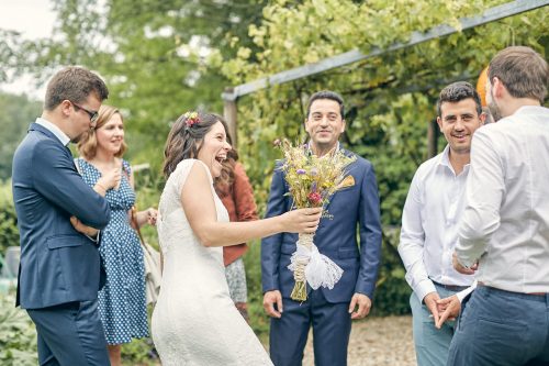 Fous rire entre les mariés et les témoins juste après les préparatifs