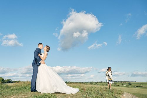 En ayant choisi un autre jour pour la mairie, ces mariés se sont donnés du temps pour réaliser leurs photos de couple.Ici une magnifique séance au Golf de la Prée à Marsilly, à La Rochelle.