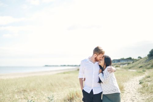 complicité couple à la plage - photographe la rochelle ile de ré
