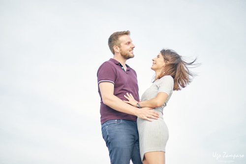 Rire de couple - photographe la rochelle ile de ré