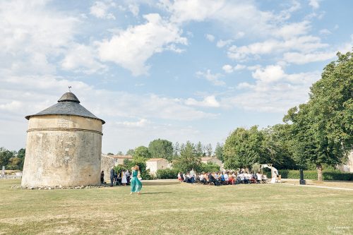 Beau cadre de mariage avec cérémonie laïque