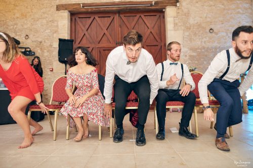 Le jeu de la chaise. Un des jeu les plus mouvementés et expressifs du mariage !
Fidèle à ma devise, je reste au cœur de l’action pour photographier les instants les plus inattendus !