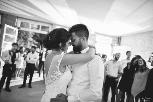 Un grand moment de tendresse, de douceur… Une image d’amour suivie de façon solennelle par les invités…