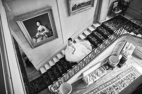 Descente de la mariée dans les escalier du Château de Salvanet. Faire les préparatifs sur le lieux de réception permets de libérer du temps pour réaliser ce type de photo.