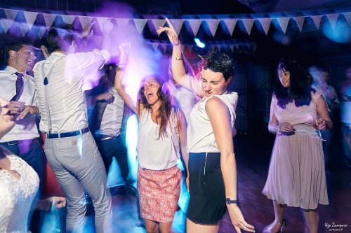Les invités sont à fond dans la danse. Peut-être que l’alcool n’y est pas étranger mais l’ambiance elle, est bien présente !