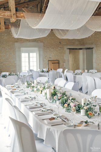 Faire les préparatifs sur le lieux de réception me permets également d’avoir le temps de faire les photos de décoration. En effet, tout est sur place et il n’y a pas de perte de temps.Les préparatifs seraient dans un autre lieu, ce style de photo n’aurait peut être pas pu être réalisé faute de temps.
